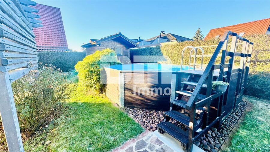 Umfangreich saniertes Einfamilienhaus mit großer Terrasse, Garage, Carport und Einliegerbereich - Pool mit Heizung / Wärmepumpe